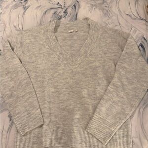 GAP Women's Light Gray V-Neck Sweater